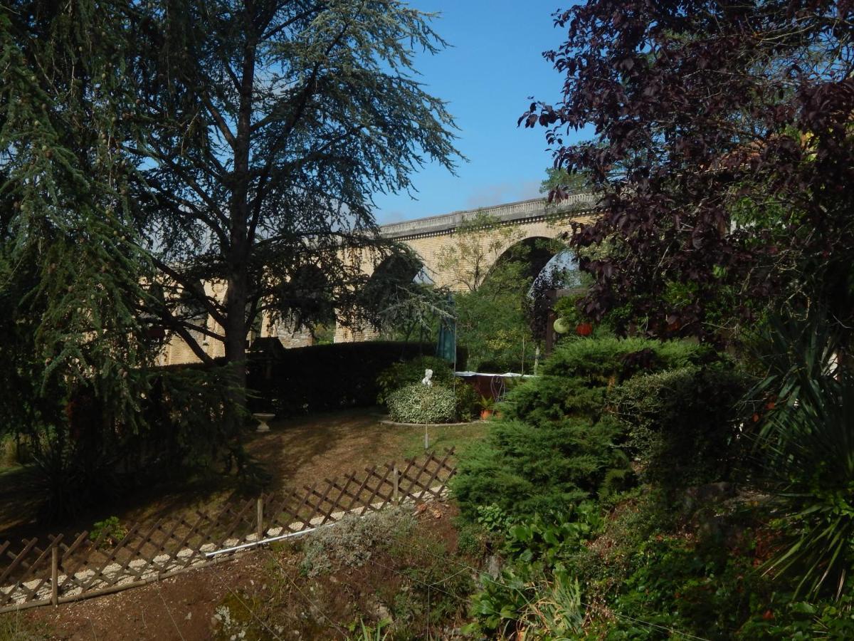 The Petite Chalet Chambre D'Hotes L'Isle-Jourdain  Εξωτερικό φωτογραφία