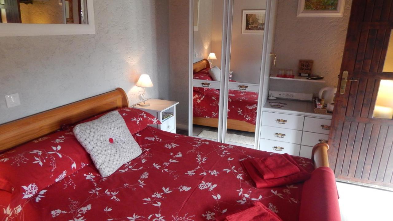 The Petite Chalet Chambre D'Hotes L'Isle-Jourdain  Εξωτερικό φωτογραφία